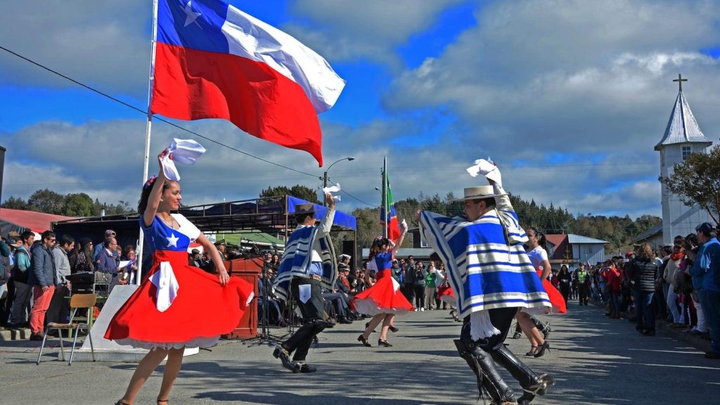 Celebración de Fiestas Patrias en Chile con bandera chilena