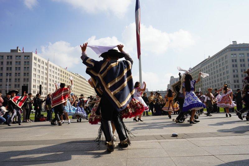 Celebración de Fiestas Patrias en Chile con cueca y bandera chilena