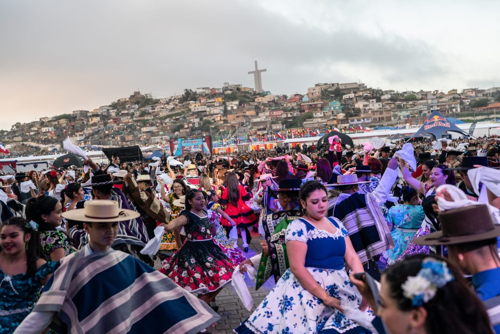 **Texto alternativo:** Vista de La Pampilla de Coquimbo durante las celebraciones de Fiestas Patrias, con público y actividades en el recinto.