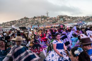 **Texto alternativo:** Vista de La Pampilla de Coquimbo durante las celebraciones de Fiestas Patrias, con público y actividades en el recinto.