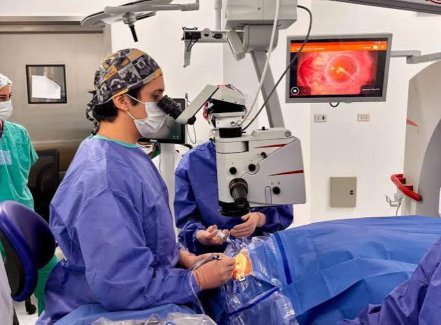 Equipo médico del Hospital Puerto Montt durante procedimiento oftalmológico asociado al programa de trasplante de córnea. (imagen referencial)