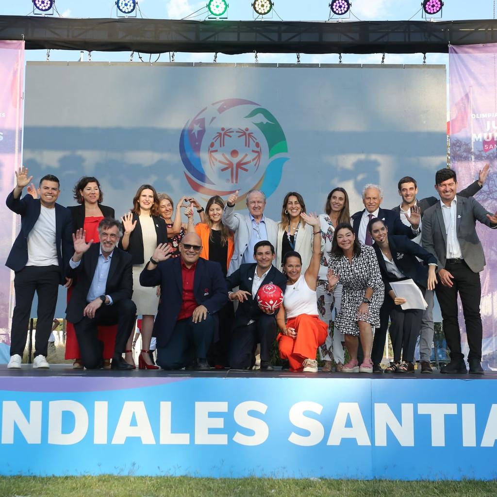 Atletas y autoridades participan en el lanzamiento de los Juegos Mundiales de Olimpiadas Especiales Santiago 2027 en Chile.