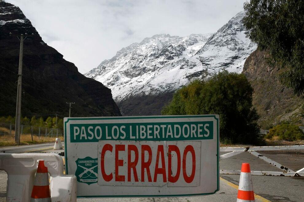 Paso Internacional Los Libertadores cerrado por nieve en la alta montaña