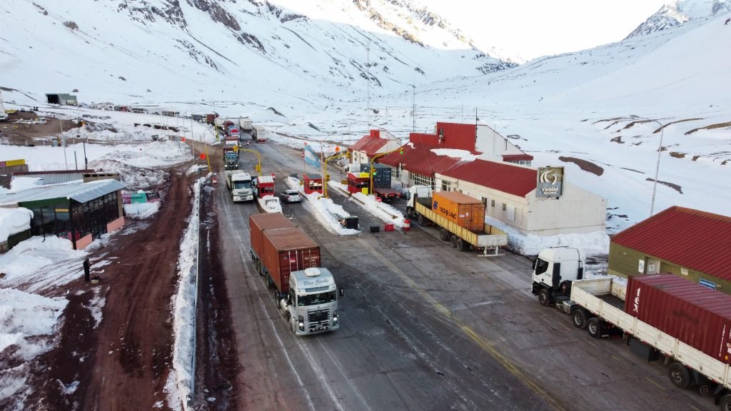 Paso Internacional Los Libertadores cubierto de nieve con tránsito de camiones entre Chile y Argentina