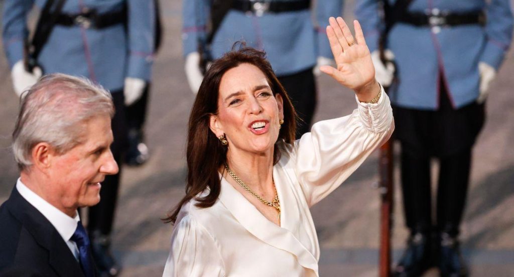 Pía Adriasola, primera dama de Chile, en fotografía oficial tras la restitución del gabinete de la primera dama.