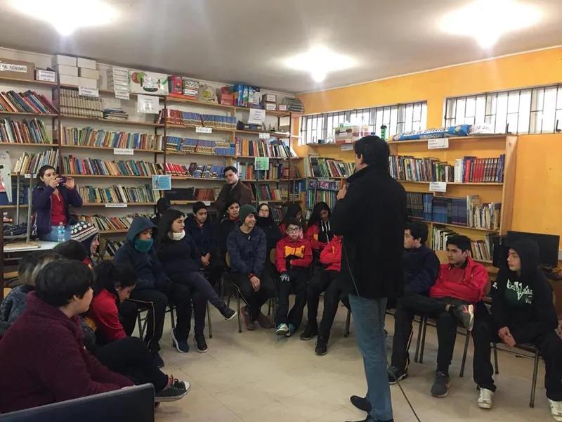 Estudiantes leen poesía chilena en biblioteca escolar durante convocatoria del programa Tercer Nobel