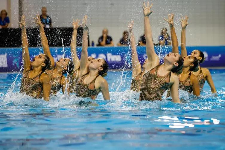 Team Chile de natación artística junior durante su participación en el Mundial Junior 2026 en Budapest, donde obtuvo el quinto lugar en la rutina acrobática por equipos.