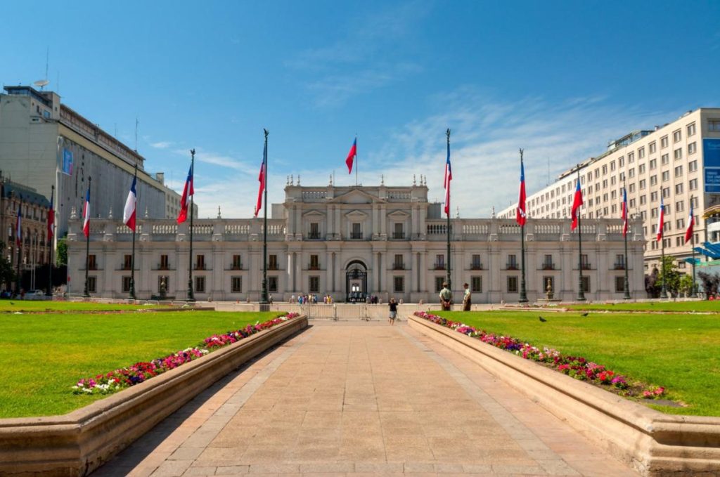 **Palacio de La Moneda en Chile, imagen referencial sobre la caída de la confianza institucional y el Gobierno según informe de la OCDE.**