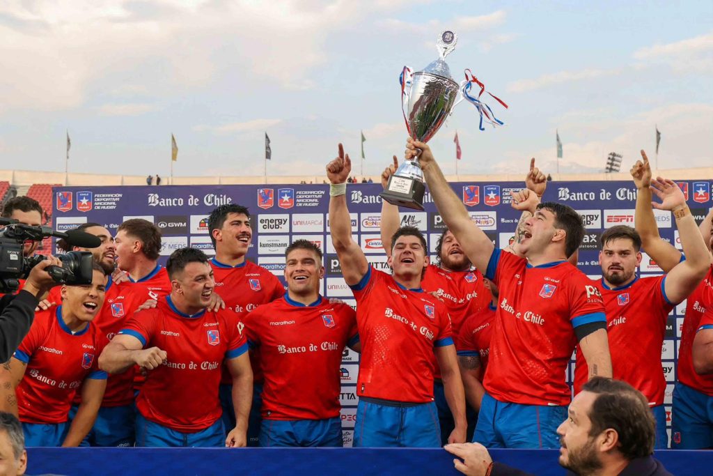 **Chile XV celebra el título del Americas Rugby Championship 2026 tras vencer 28-27 a Argentina XV en Valparaíso.**