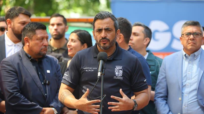 Alcalde de San Bernardo Christopher White en el frontis de la Municipalidad de San Bernardo.