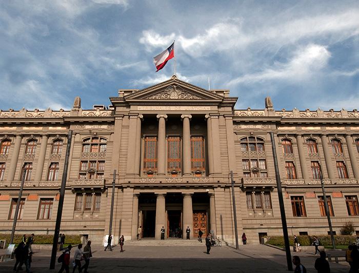 **Palacio de los Tribunales de Justicia de Santiago, sede de la Corte Suprema de Chile, que resolvió remover a 11 jueces por mal uso de licencias médicas.**