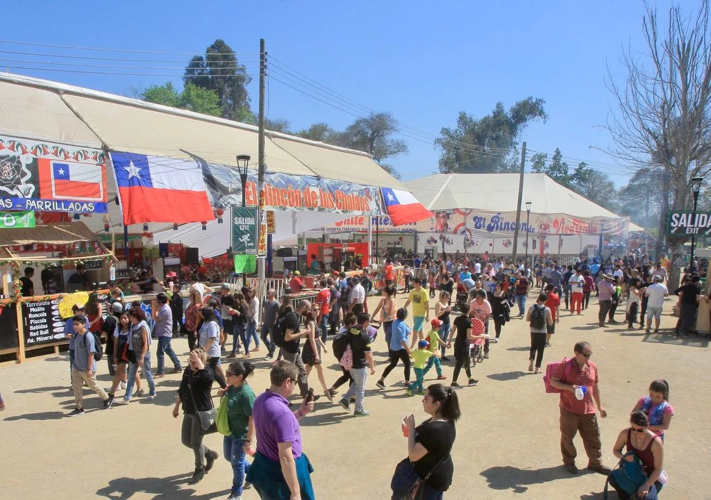 Fiestas Patrias 2026 en Chile con fondas, cueca, banderas chilenas y celebraciones al aire libre.