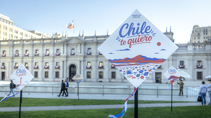 Campaña “Chile, te quiero” por Fiestas Patrias 2026 con volantines frente al Palacio de La Moneda.