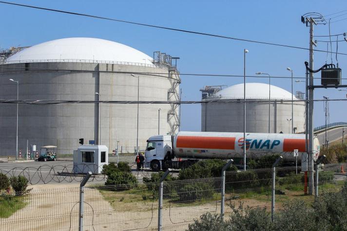 Camión cisterna de ENAP en instalaciones de combustible ante eventual restricción de exportaciones de diésel desde Estados Unidos.