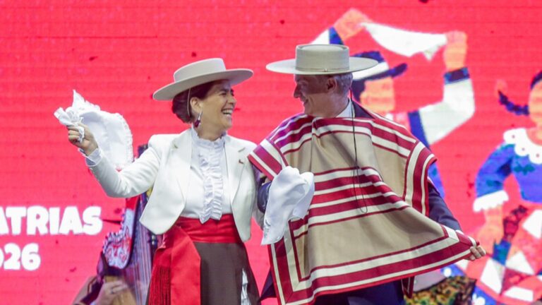 Presidente José Antonio Kast bailando cueca junto a la Primera Dama, María Pía Adriasola, durante la inauguración de las fondas del Parque O’Higgins por Fiestas Patrias 2026.