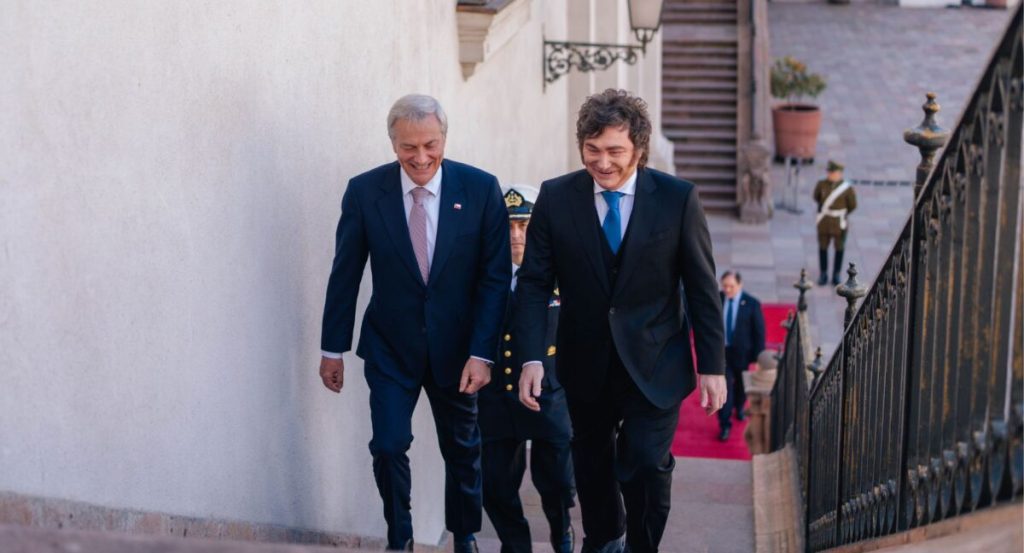 Presidente José Antonio Kast junto a Javier Milei durante reunión bilateral en el Palacio de La Moneda, Chile.