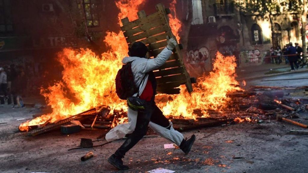 Barricadas con neumáticos en llamas durante manifestaciones en Santiago de Chile, imagen de archivo sobre la Ley Antibarricadas 2.0.