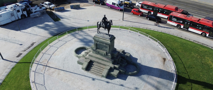 Monumento al general Manuel Baquedano restaurado y completamente visible en Plaza Baquedano, Santiago, tras el retiro de los muros de resguardo.