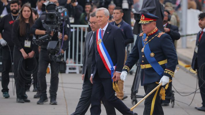 Parada Militar 2026 en el Parque O'Higgins de Santiago, con efectivos de las Fuerzas Armadas desfilando ante el Presidente José Antonio Kast durante las celebraciones de Fiestas Patrias.