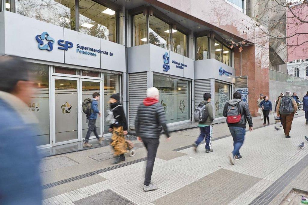Fachada de la Superintendencia de Pensiones de Chile, organismo que inició procedimientos sancionatorios contra las siete AFP por su eventual responsabilidad en las pérdidas de los fondos previsionales D y E durante 2026.