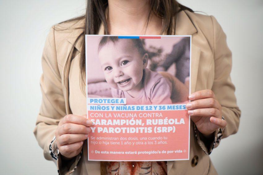 Personal de salud administra una vacuna a un niño durante la campaña de inmunización contra el sarampión en Chile 2026, impulsada por el Ministerio de Salud para completar los esquemas de vacunación infantil y prevenir nuevos contagios.