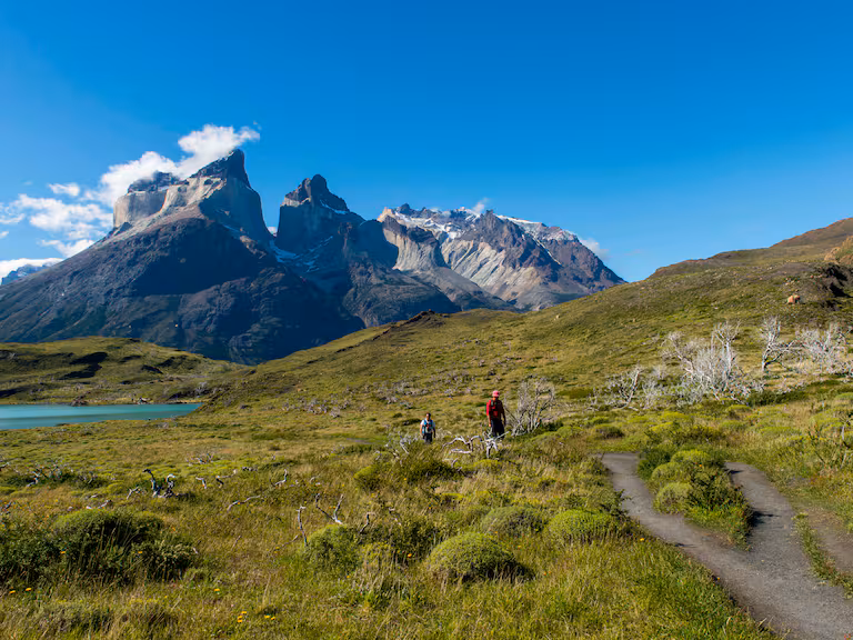Turistas españoles fueron expulsados del Parque Nacional Torres del Paine por fumar en una zona prohibida, informó CONAF.