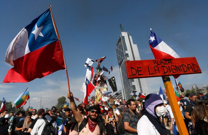 A siete años del estallido social en Chile del 18 de octubre de 2019, una encuesta GPS Ciudadano de Datavoz revela que el 54,3% de los chilenos considera que las manifestaciones fueron inevitables, mientras persisten las preocupaciones por la desigualdad, las pensiones, los abusos y la corrupción.