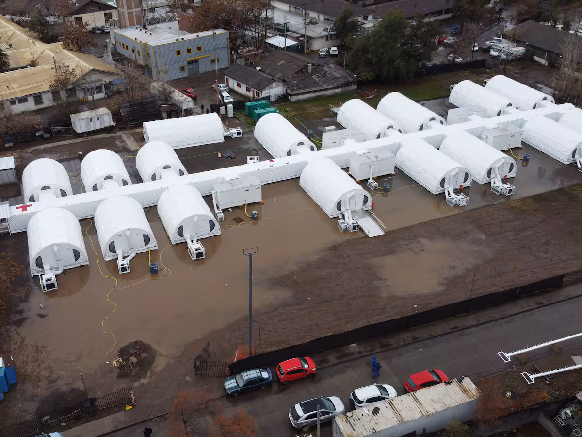 Hospital Modular de Campaña N° 2 del Hospital Barros Luco en Santiago de Chile, instalado durante la pandemia de Covid-19 y posteriormente desmontado. Sus 565 bienes permanecen almacenados en una bodega de San Miguel desde 2021.