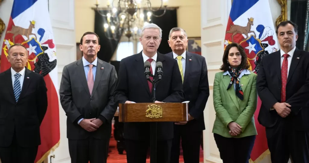 El Presidente José Antonio Kast reconoce error del Gobierno por rebajas de condenas a condenados por delitos sexuales contra menores y ratifica en su cargo al ministro de Justicia, Fernando Rabat.