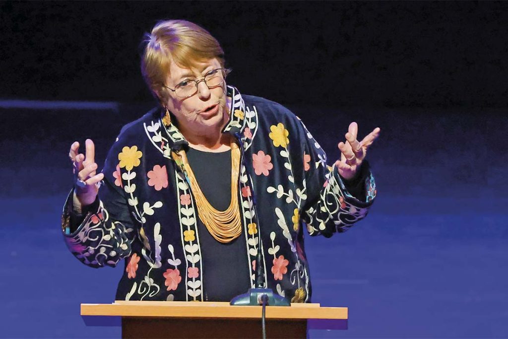 Michelle Bachelet abre la posibilidad de una tercera candidatura presidencial en Chile para 2030, generando reacciones políticas del Gobierno y la oposición.