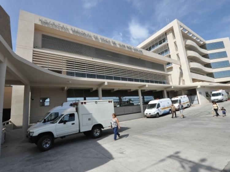 Vista exterior del Hospital Regional Dr. Juan Noé de Arica, en la Región de Arica y Parinacota, donde se evalúa la construcción de un nuevo hospital de alta complejidad para fortalecer la atención de salud en el norte de Chile.