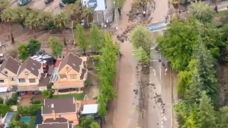 Sistema frontal en la Región Metropolitana deja más de 2.200 viviendas dañadas. Senapred entrega balance de la emergencia y explica ausencia de alerta SAE durante aluvión en Las Condes.