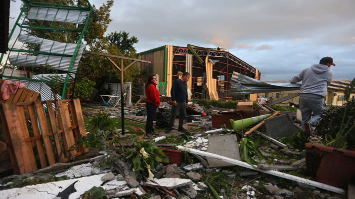 Graves daños provocados por un tornado EF2 en Requínoa, Región de O’Higgins, que destruyó el gimnasio del Colegio Tricahue y afectó a cerca de 70 viviendas, dejando techumbres arrancadas y estructuras dañadas.