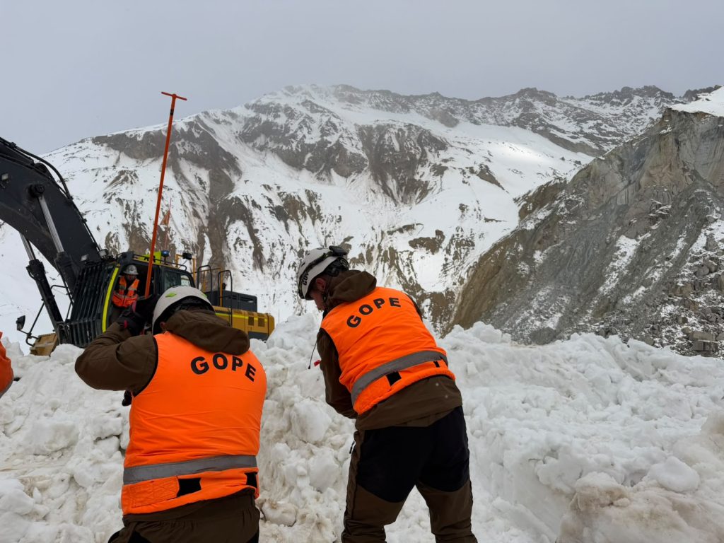 Tragedia en El Teniente: dos trabajadores fallecen tras alud de nieve en la Región de O’Higgins. Presidente José Antonio Kast expresa condolencias y sindicato exige investigar las condiciones de seguridad laboral.